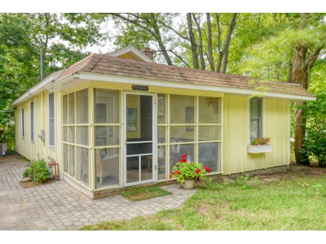 Saugatuck Mi Vacation Rental Sunshine Cottage Happy Bungalow